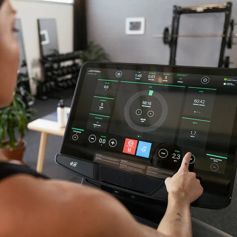 Life Fitness Club Series+ Treadmill w/ SE4 Console