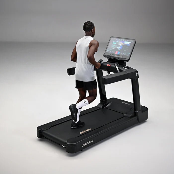 Life Fitness Club Series+ Treadmill w/ SE4 Console