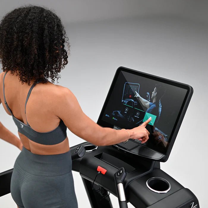 Life Fitness Club Series+ Treadmill w/ SE4 Console