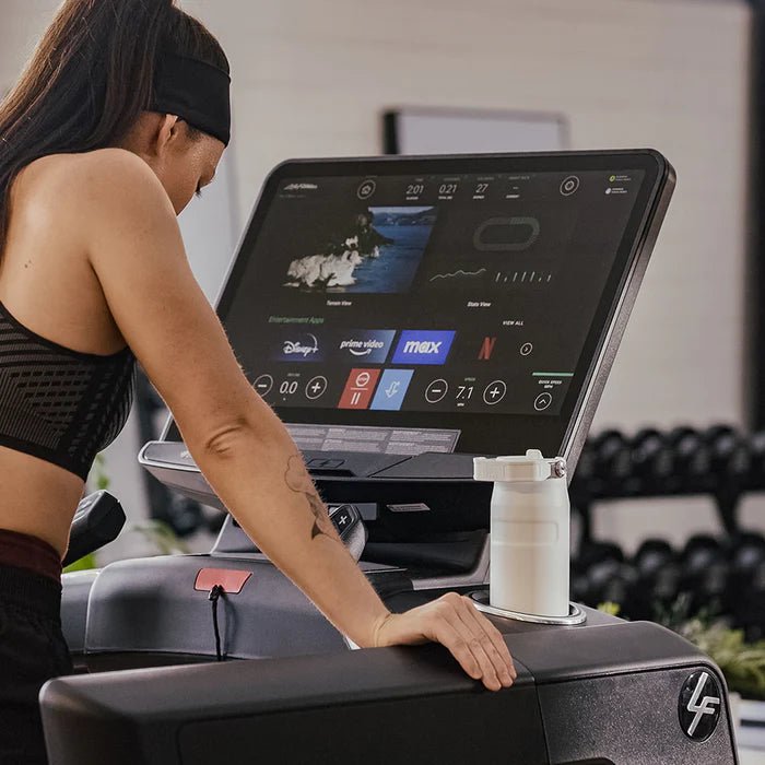 Life Fitness Club Series+ Treadmill w/ SE4 Console